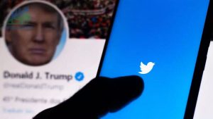 Twitter đóng băng tài khoản Trump do phản ứng từ gã khổng lồ