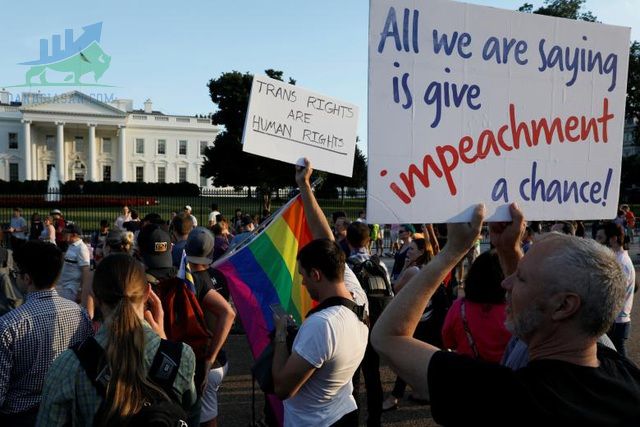 Người dân biểu tình vì lệnh cấm người chuyển giới nhập ngũ