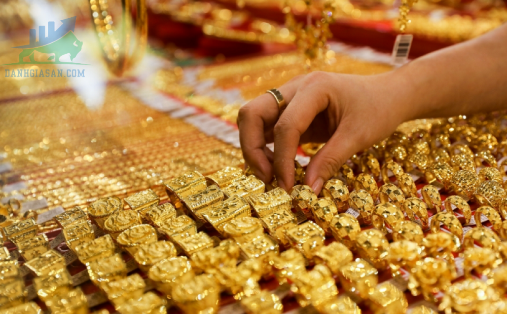 Cập nhật giá vàng trong và ngoài nước, vàng tăng mạnh trở lại - ngày 04/03/2022