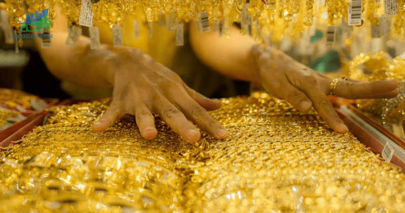 Cập nhật giá vàng trong và ngoài nước, vàng hưởng lợi khi USD suy yếu - ngày 10042023 (1)