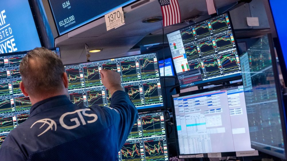 nasdaq va S&P 500 lap ky luc