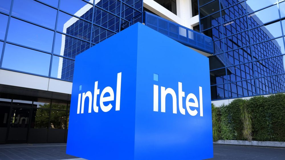 intel bi fitch ha xep hang tin dung